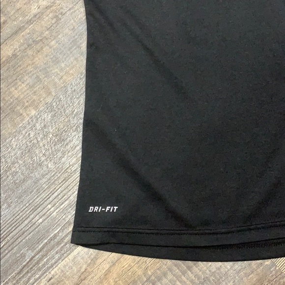 Nike v Neck Tee EUC - Picture 4 of 8